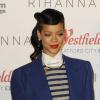 Rihanna, habillée d'un manteau Raf Simons, d'un ensemble Acne et de souliers Manolo Blahnik, célèbre la sortie de son album Unapologetic et les illuminations de Noël du centre commercial Westfield Stratford City. Londres, le 19 novembre 2012.