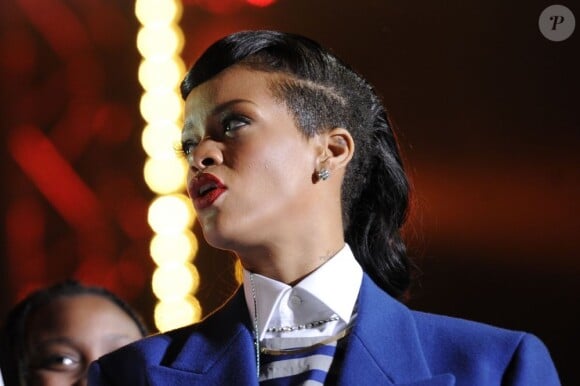 La chanteuse Rihanna de passage au centre commercial Westfield Stratford City, y célèbre la sortie de son album et les illuminations de Noël. Londres, le 19 novembre 2012.