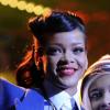 Rihanna prend des photos avec des fans lors de son passage au centre commercial Westfield Stratford City. Londres, le 19 novembre 2012.