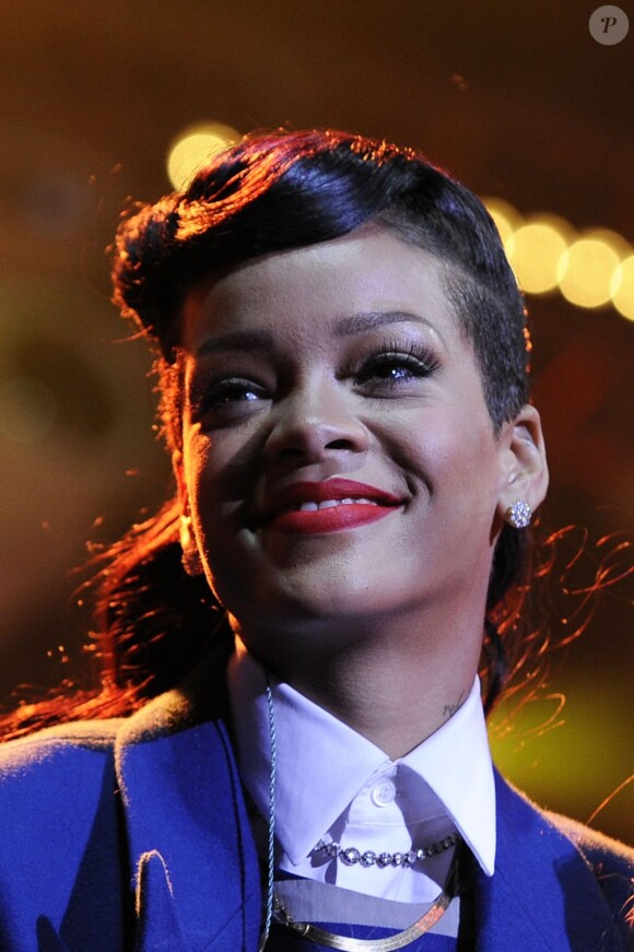 Rihanna illumine le centre commercial Westfield Stratford City le jour de la sortie de son septième album Unapologetic, avant de monter sur scène pour chanter son single, Diamonds. Londres, le 19 novembre 2012.