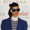 Rihanna, habillée d'un manteau Raf Simons, d'un ensemble Acne et de souliers Manolo Blahnik, célèbre la sortie de son album Unapologetic et les illuminations de Noël du centre commercial Westfield Stratford City. Londres, le 19 novembre 2012.