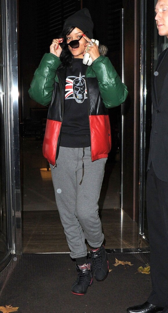 Rihanna quitte son hôtel à Londres, le 20 Novembre 2012.