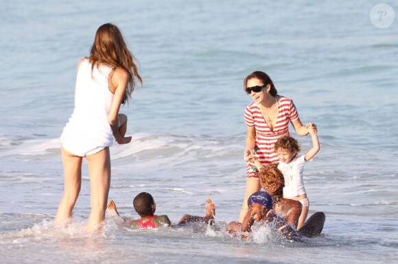 David et Mercy, les enfants adoptifs de Madonna, s'amusent à la plage à Miami le 19 novembre 2012.