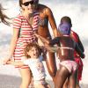 David et Mercy, les enfants de Madonna, s'amusent à la plage à Miami le 19 novembre 2012.