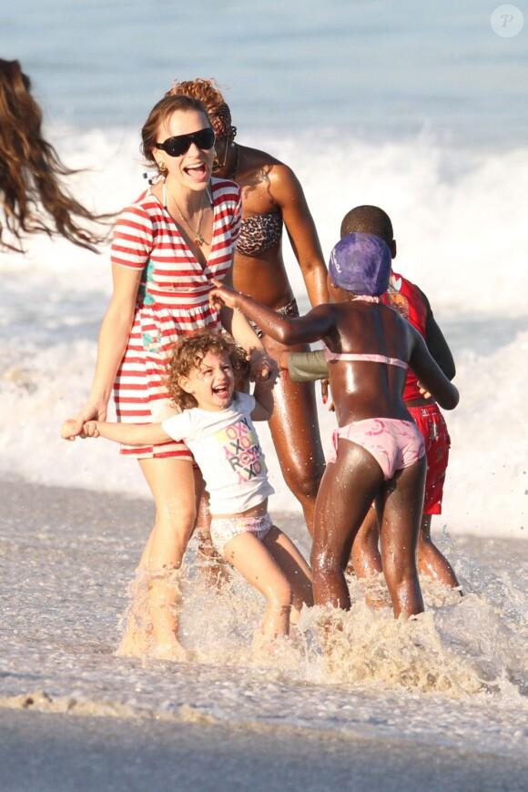 David et Mercy, les enfants de Madonna, s'amusent à la plage à Miami le 19 novembre 2012.