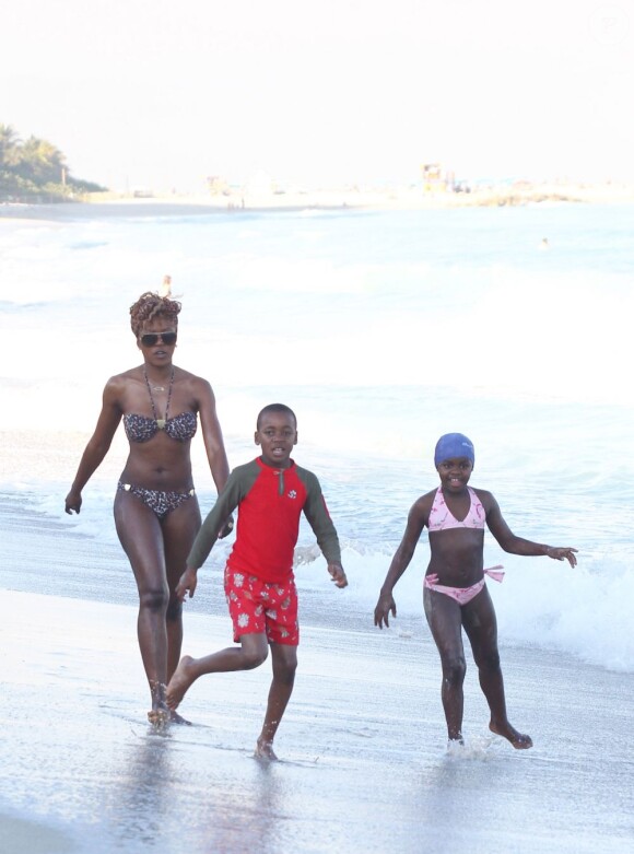 David et Mercy, les enfants adoptifs de la chanteuse Madonna, s'amusent à la plage à Miami le 19 novembre 2012.