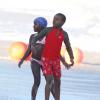 David et la jeune Mercy, les enfants adoptifs de Madonna, s'amusent à la plage à Miami le 19 novembre 2012.