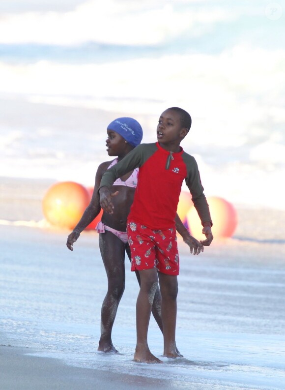 David et la jeune Mercy, les enfants adoptifs de Madonna, s'amusent à la plage à Miami le 19 novembre 2012.