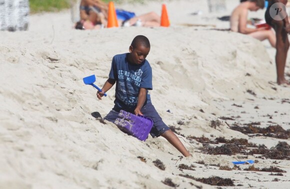 David, le fils de Madonna, s'amuse à la plage à Miami le 19 novembre 2012.