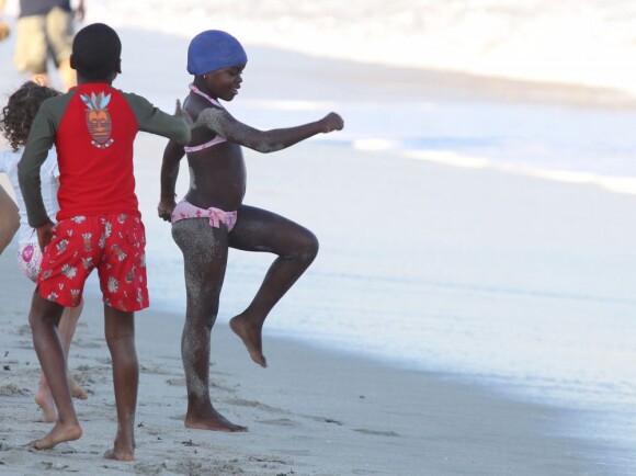 Le jeune David et la jeune Mercy, les enfants adoptifs de Madonna, s'amusent à la plage à Miami le 19 novembre 2012.