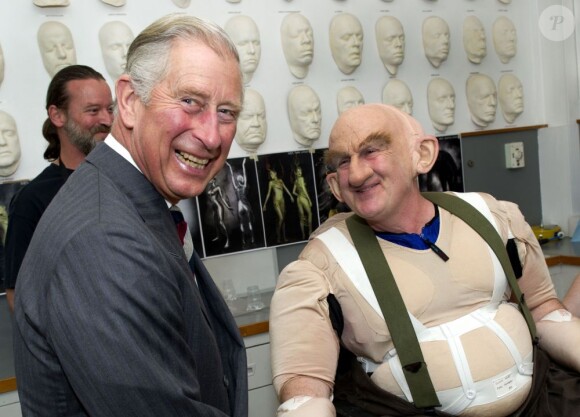 Le Prince Charles rencontre Peter Hambleton dans les studios Weta Workshop de Wellington, le 14 novembre 2012.