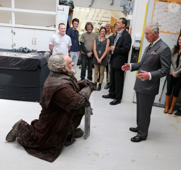 Le Prince Charles face à Mark Hadlow dans les studios Weta Workshop de Wellington, le 14 novembre 2012.