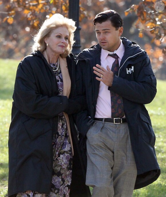 Leonardo DiCaprio et Joanna Lumley papotent entre les prises sur le tournage de The Wolf of Wall Street à Prospect Park dans Brooklyn à New York, le 20 novembre 2012.