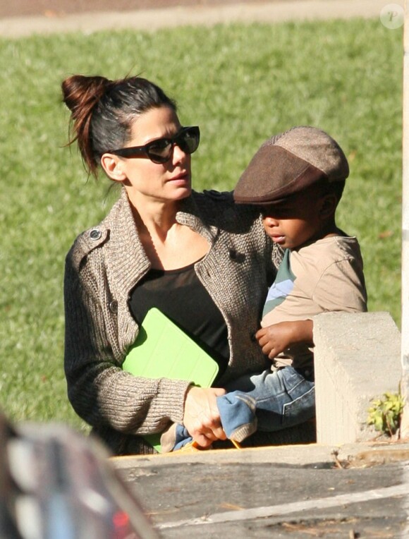 Sandra Bullock et son fils Louis à la sortie de son école à Los Angeles le 20 novembre 2012.