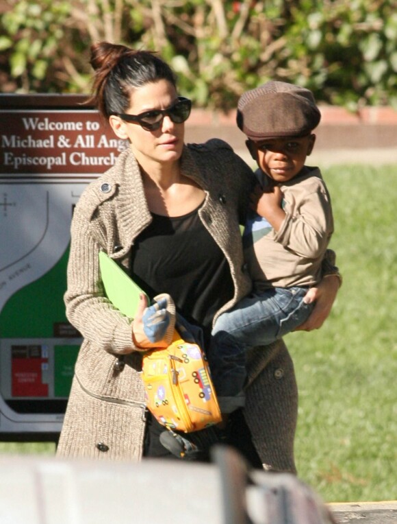 Sandra Bullock avec son adorable fils Louis à la sortie de son école à Los Angeles le 20 novembre 2012.