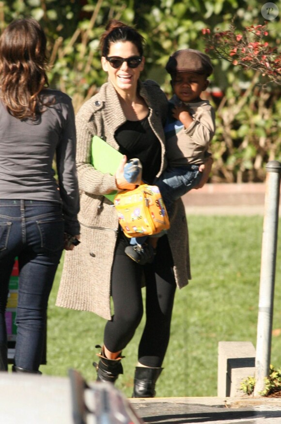 Sandra Bullock, radieuse et souriante avec son fils Louis à la sortie de son école à Los Angeles le 20 novembre 2012.
