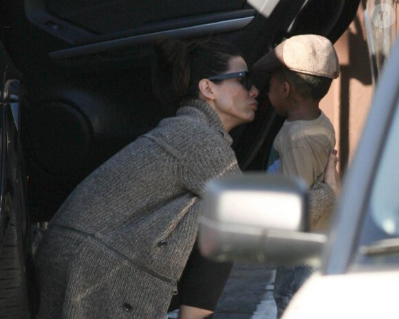 Sandra Bullock réconforte son fils Louis à la sortie de son école à Los Angeles le 20 novembre 2012.