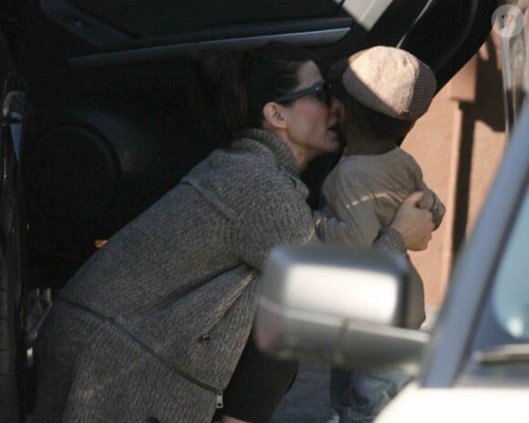 Sandra Bullock embrasse son fils Louis à la sortie de son école à Los Angeles le 20 novembre 2012.