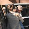 Sandra Bullock avec son fils Louis, en pleurs, à la sortie de son école à Los Angeles le 20 novembre 2012.