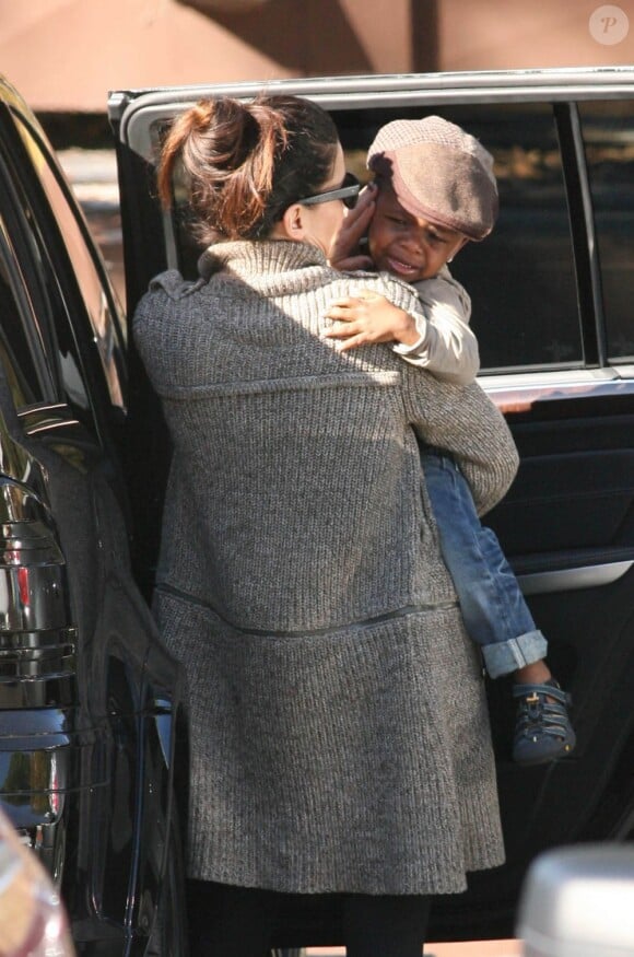 Sandra Bullock avec son fils Louis, en pleurs, à la sortie de son école à Los Angeles le 20 novembre 2012.