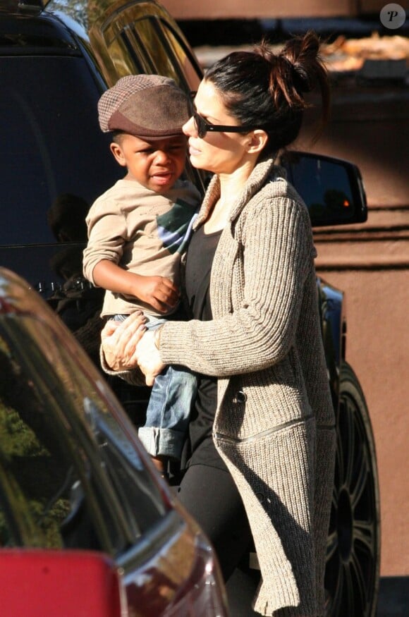 Sandra Bullock avec son fils Louis à la sortie de son école à Los Angeles le 20 novembre 2012.