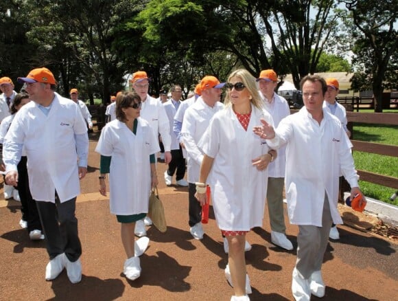 Willem-Alexander et Maxima des Pays-Bas au deuxième jour de leur visite officielle au Brésil : en visite à Lagoa de la société néerlandaise CRV Lagoa, qui produit des aliments pour animaux, le 20 novembre 2012.