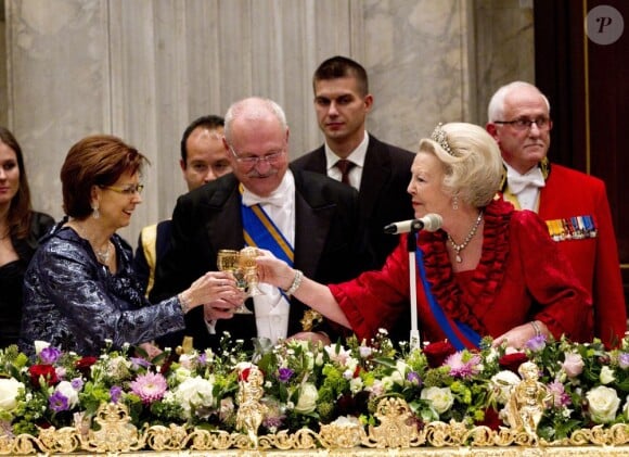 La reine Beatrix des Pays-Bas recevant le président slovaque Gasparovic à La Haye le 20 novembre 2012, tandis que Willem-Alexander et Maxima sont au Brésil.