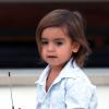 Le petit Mason, fils de Kourtney Kardashian et Scott Disick, s'amuse au bord d'une piscine avec un bateau électrique. Miami, le 19 novembre 2012.