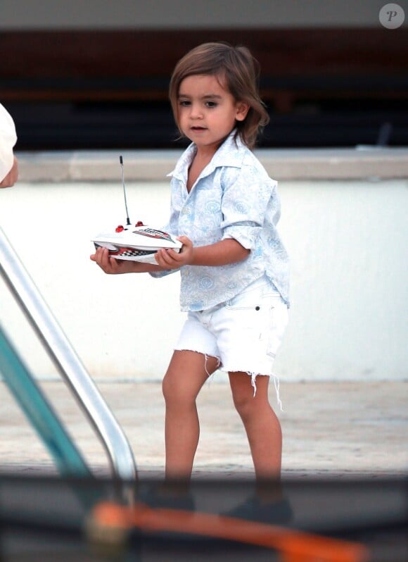Le petit Mason, fils de Kourtney Kardashian et Scott Disick, s'amuse au bord d'une piscine avec un bateau électrique. Miami, le 19 novembre 2012.
