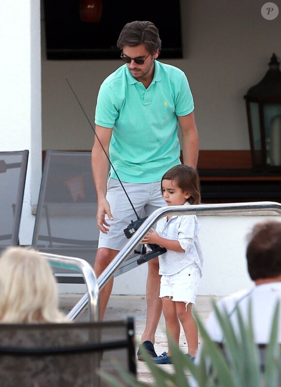 Scott Disick et son fils Mason à Miami, le 19 novembre 2012.