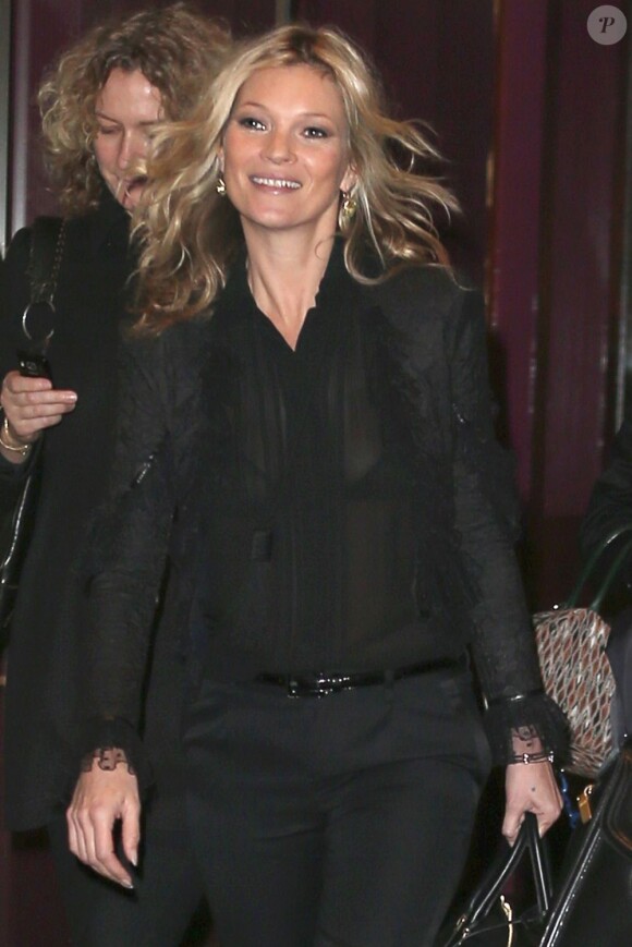 Kate Moss sort de son hôtel à Paris pour se rendre à la boutique Colette pour la dédicace de son livre le 21 novembre 2012
