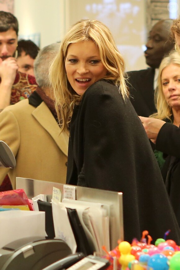Kate Moss a passé du bon temps à Paris à la boutique Colette pour la dédicace de son livre le 21 novembre 2012