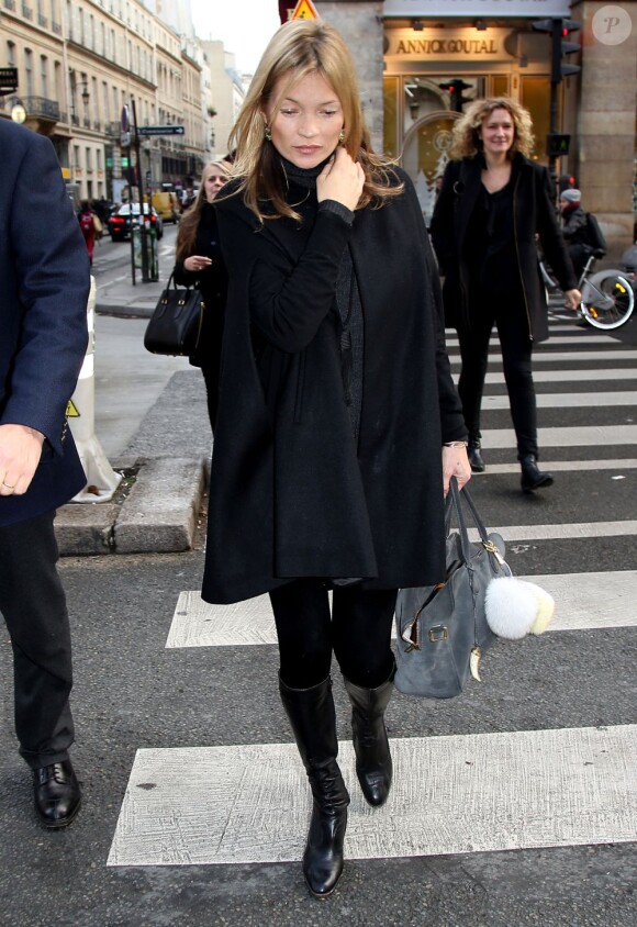 Kate Moss arrive chez Colette à Paris pour la dédicace de son livre le 21 novembre 2012