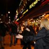 Kate Moss à Paris le 21 novembre 2012 sort de la brasserie Le Terminal avant de prendre le train pour regagner Londres après sa dédicace chez Colette.