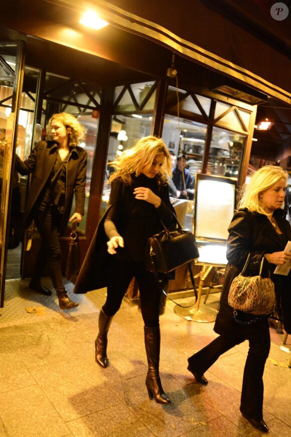 Kate Moss à Paris le 21 novembre 2012 sort de la brasserie Le Terminal avant de prendre le train pour regagner Londres après sa dédicace chez Colette.