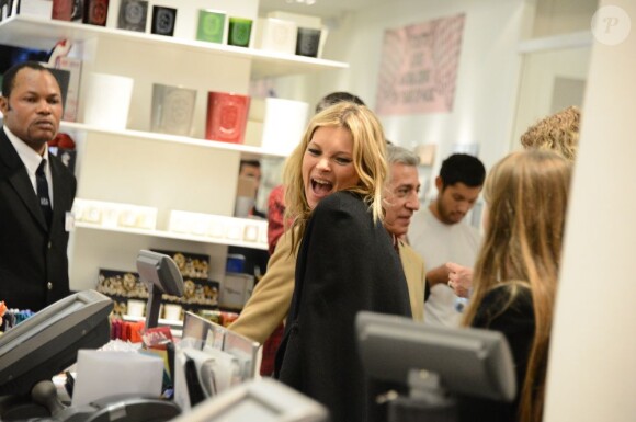 Kate Moss à Paris le 21 novembre 2012 dans la boutique Colette