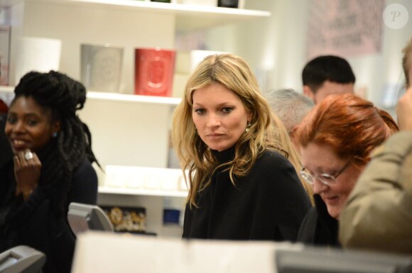 Kate Moss à Paris le 21 novembre 2012 dans la boutique Colette