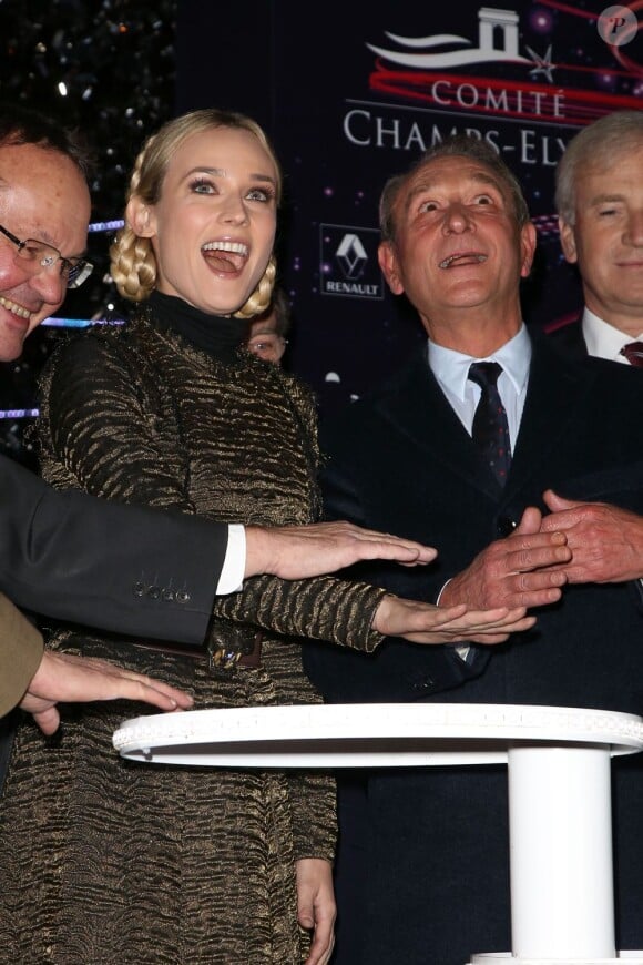 Diane Kruger plus ravissante que jamais a donné le coup d'envoi des illuminations de Noël des Champs-Élysées 2012-2013 en compagnie du maire de Paris Bertrand Delanoë et d'Anne Hidalgo, première adjointe au maire de Paris. Le 21 novembre 2012.