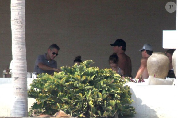 George Clooney, sa petite amie Stacy Keibler et Cindy Crawford et son mari Rande Gerber en vacances au Mexique avec leurs enfants, le 21 Novembre 2012.