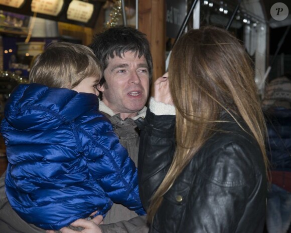 Noel Gallagher, son épouse Sara MacDonald et leur fils Sonny à l'inauguration du parc d'attractions "Hyde Park Winter Wonderland" à Londres. Le 22 novembre 2012.