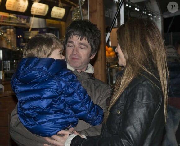 Noel Gallagher, son épouse et leur fils à l'inauguration du parc d'attractions "Hyde Park Winter Wonderland" à Londres. Le 22 novembre 2012.