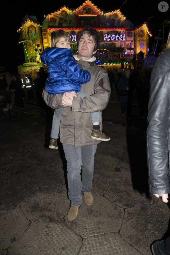 Noel Gallagher et son fils Sonny à l'inauguration du parc d'attractions "Hyde Park Winter Wonderland" à Londres. Le 22 novembre 2012.