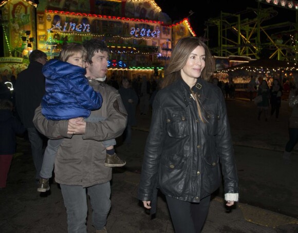 Noel Gallagher, son épouse Sara et leur fils Sonny à l'inauguration du parc d'attractions "Hyde Park Winter Wonderland" à Londres. Le 22 novembre 2012.