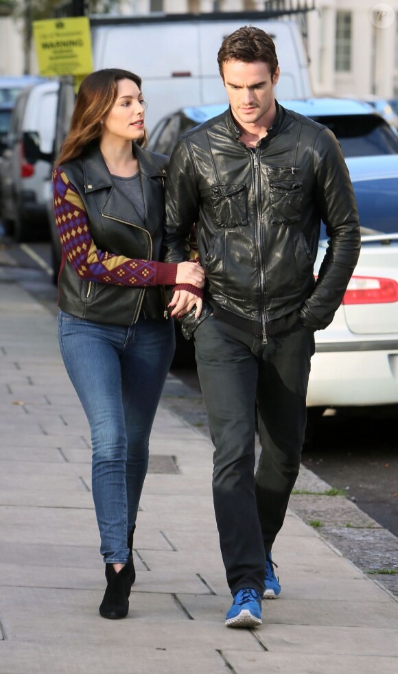 Kelly Brook célèbre son anniversaire avec son amoureux Thom Evans, au bras duquel elle se dirige vers un restaurant pour un déjeuner en tête à tête. Londres, le 23 novembre 2012.