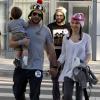 Alyssa Milano quitte le Nokia Theater avec son mari Dave Bugliari et leur fils Milo. Los Angeles, le 23 novembre 2012.