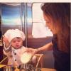 Alyssa Milano postait cette photo sur Instagram avec le message : "Joyeux Thanksgiving. Chef Milo aide maman à cuisiner!"