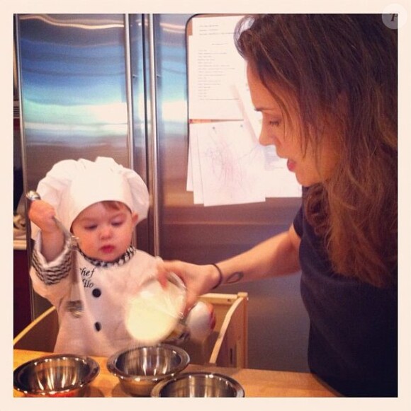 Alyssa Milano postait cette photo sur Instagram avec le message : "Joyeux Thanksgiving. Chef Milo aide maman à cuisiner!"