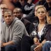 Jay-Z et Beyoncé, de bonne humeur, assistent au match entre les Brooklyn Nets et les Los Angeles Clippers au Barclays Center. New York, le 23 novembre 2012.