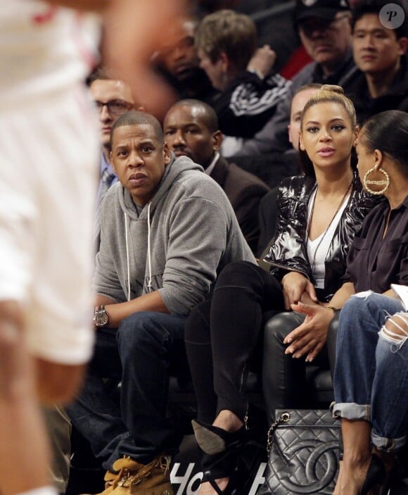 Jay-Z et Beyoncé, de bonne humeur, assistent au match entre les Brooklyn Nets et les Los Angeles Clippers au Barclays Center. New York, le 23 novembre 2012.