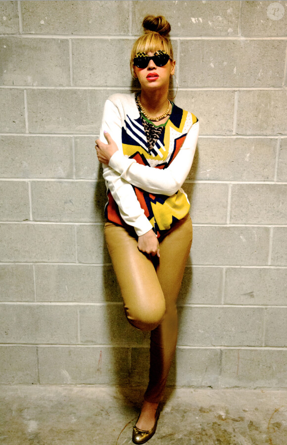 Beyoncé joue les modeuses sur son Tumblr personnel, habillée d'un pull 3.1 Phillip Lim, d'un pantalon en cuir marron et de ballerines Marc Jacobs.